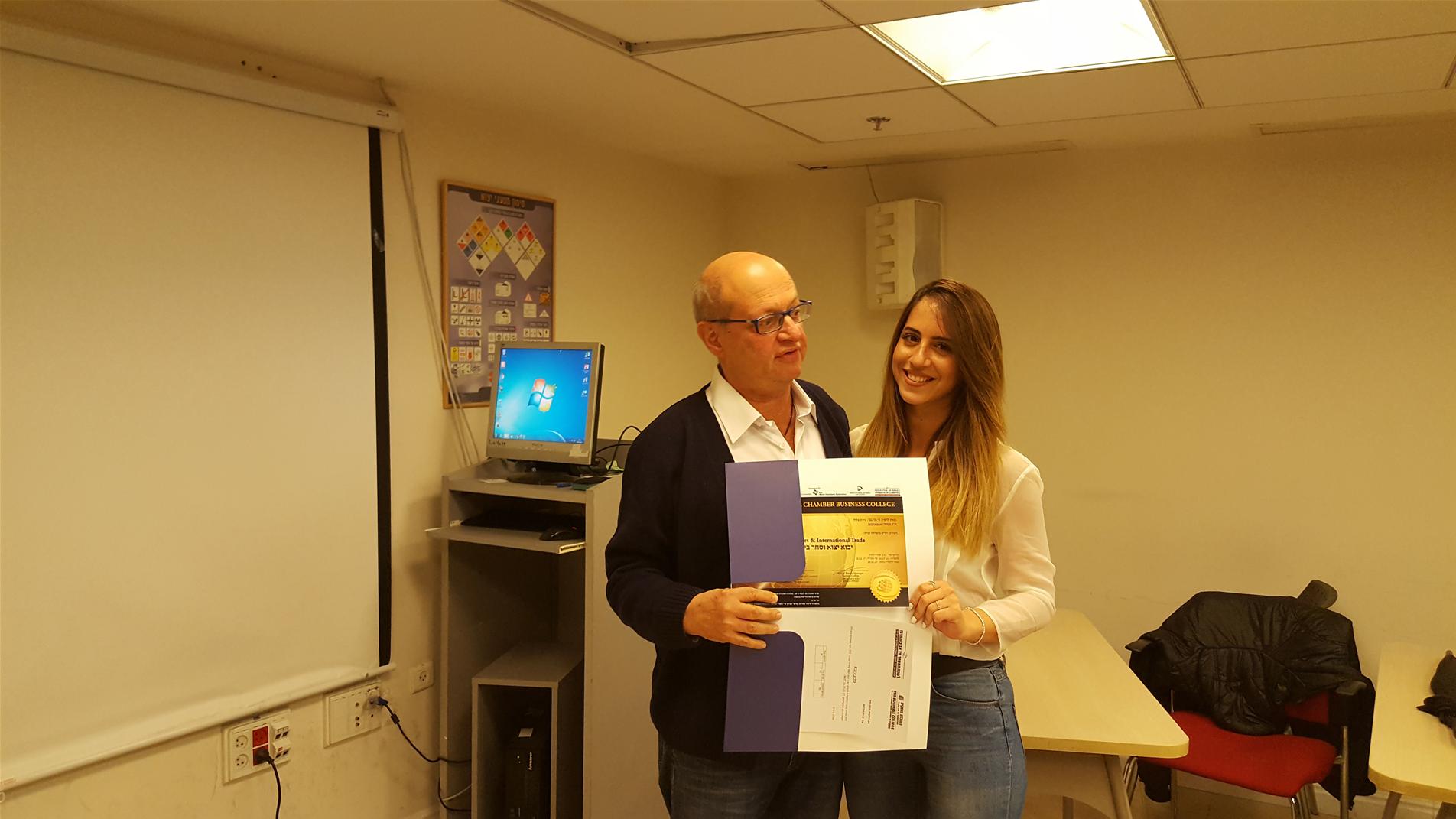 גלרייה - סיום קורס יבוא יצוא וסחר בינלאומי מחזור 215, 10 מתוך 11