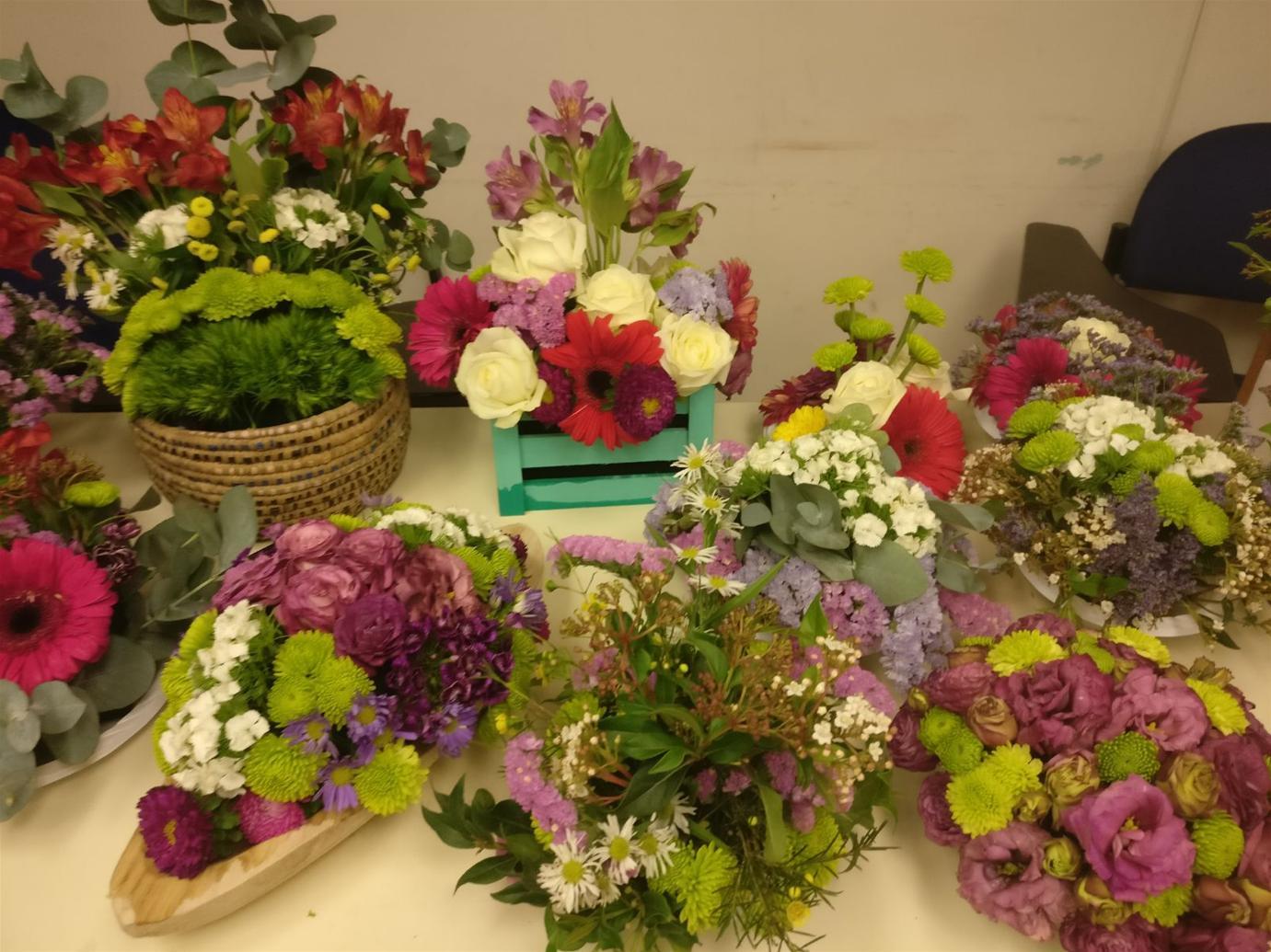 גלרייה - שיעור שזירת פרחים - קורס ניהול והפקת אירועים מחזור 19 , 2 מתוך 20