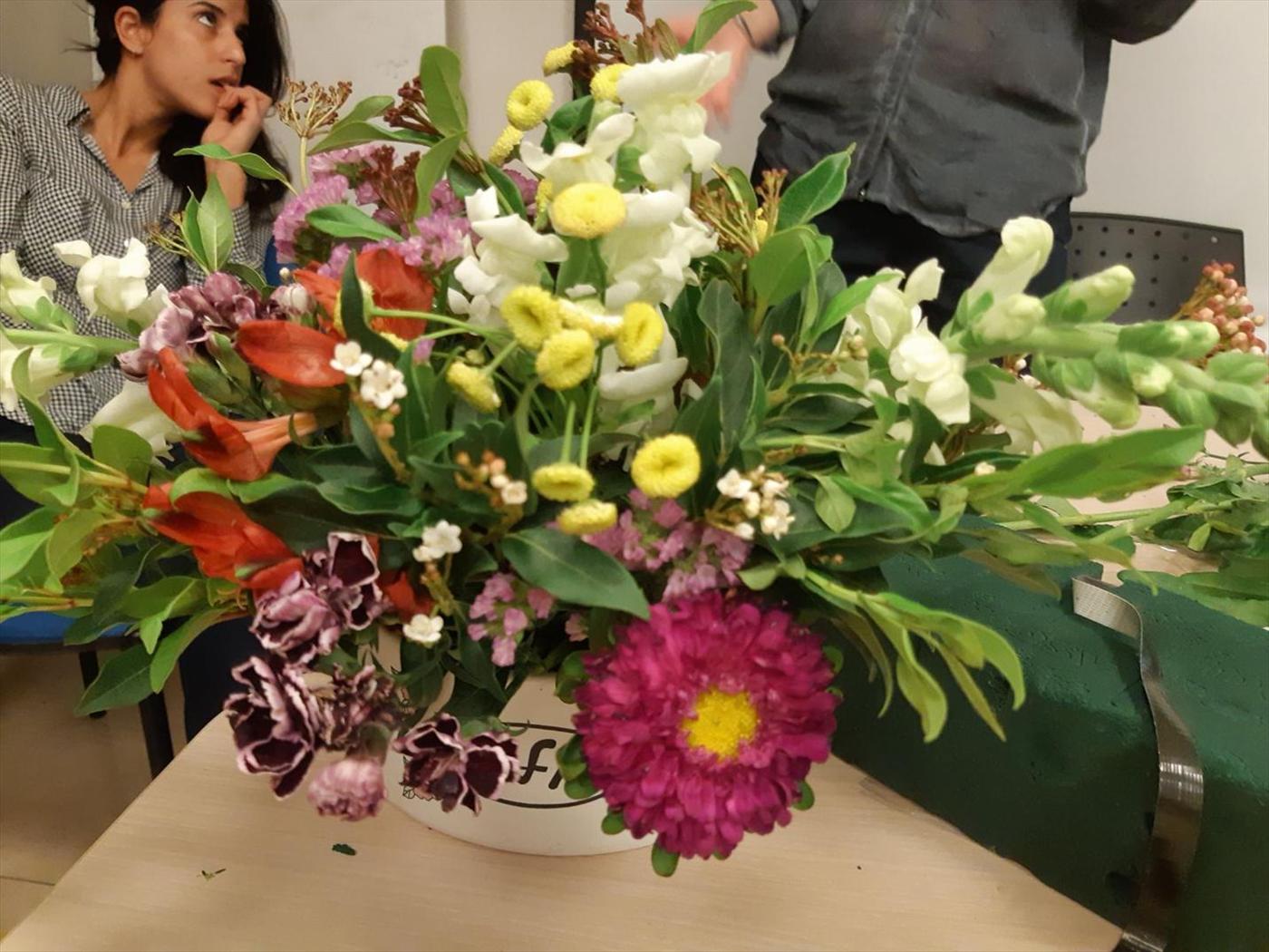 גלרייה - שיעור שזירת פרחים - קורס ניהול והפקת אירועים מחזור 19 , 8 מתוך 20