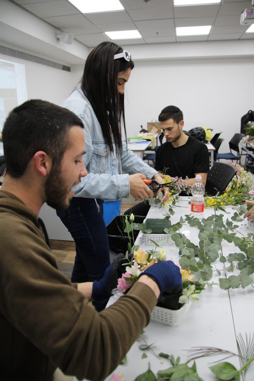 גלרייה - שיעור עיצוב ושזירת פרחים בקורס ניהול עיצוב והפקת אירועים מחזור 33, 11 מתוך 22