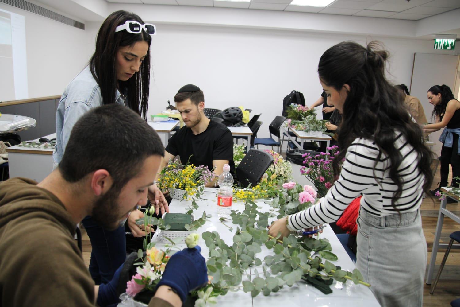 גלרייה - שיעור עיצוב ושזירת פרחים בקורס ניהול עיצוב והפקת אירועים מחזור 33, 12 מתוך 22