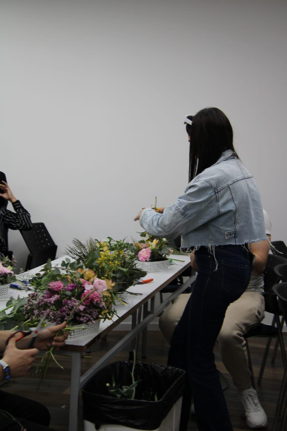 גלרייה - שיעור עיצוב ושזירת פרחים בקורס ניהול עיצוב והפקת אירועים מחזור 33, 20 מתוך 22