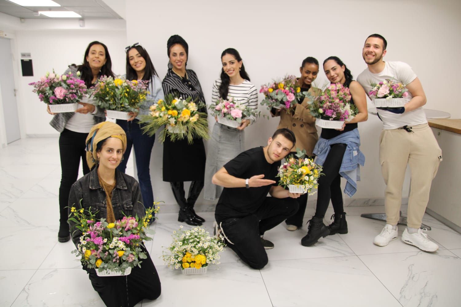 גלרייה - שיעור עיצוב ושזירת פרחים בקורס ניהול עיצוב והפקת אירועים מחזור 33, 22 מתוך 22