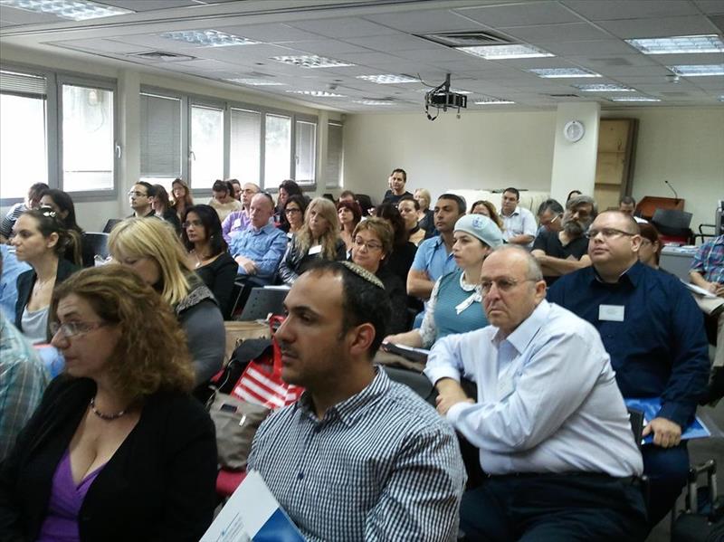 נציגי יבואנים, משלחים ואנשי מכס נוכחים ביום עיון בנושא תצהירי יבואן וערך טובין לצרכי מס במכללה העסקית של לשכת המסחר