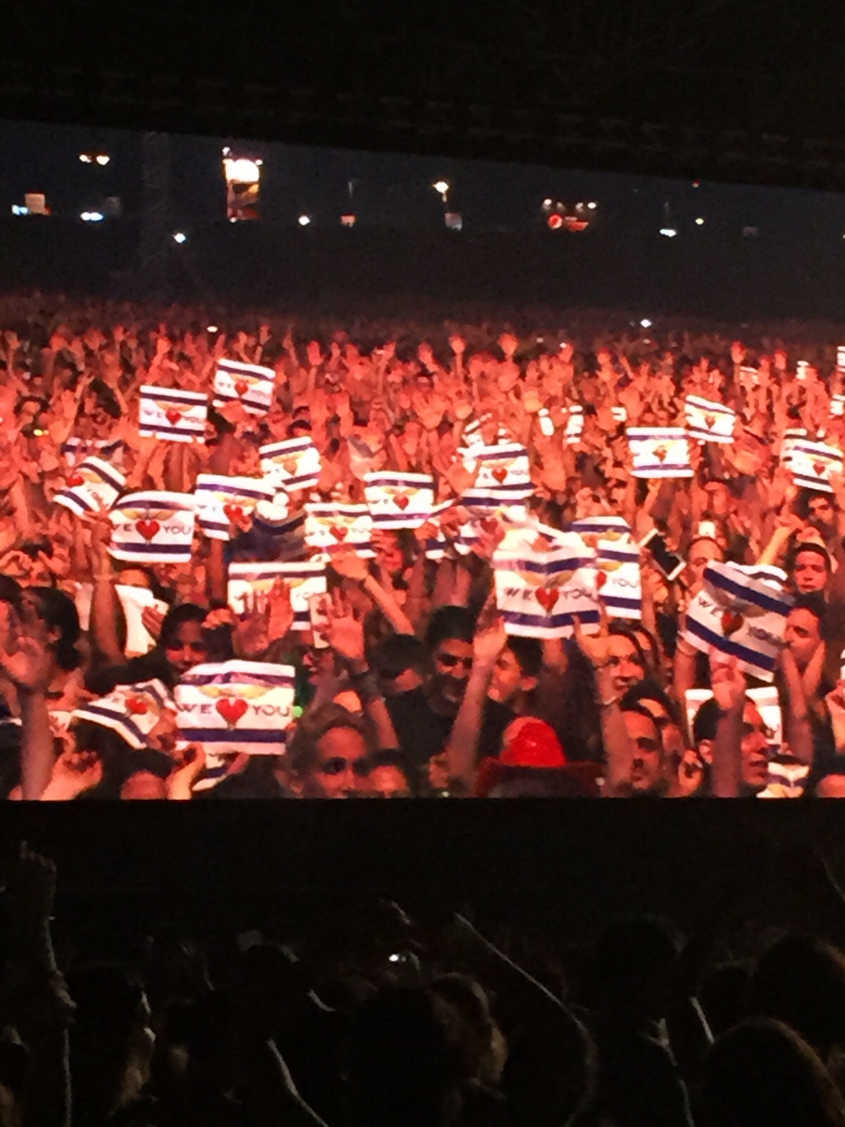 תלמידי קורס הפקת אירועים מחזור 12 בהופעה של בון גו'בי