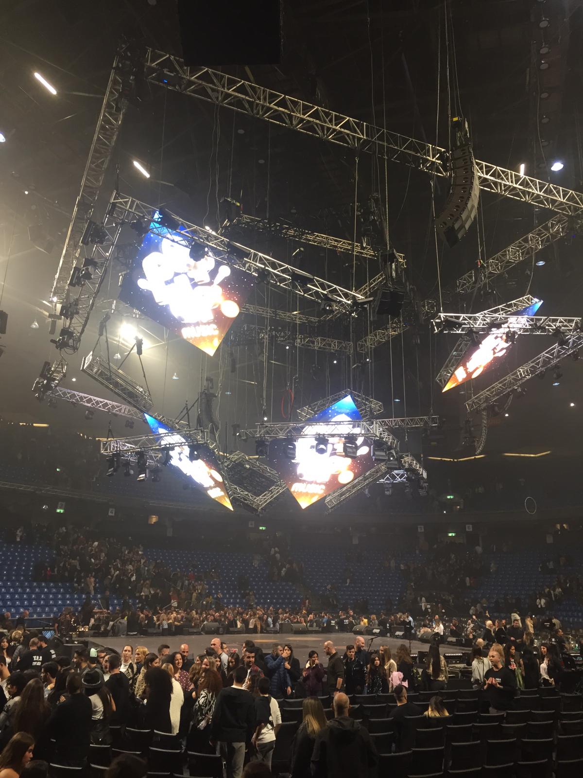 הקמות למופע של עומר אדם